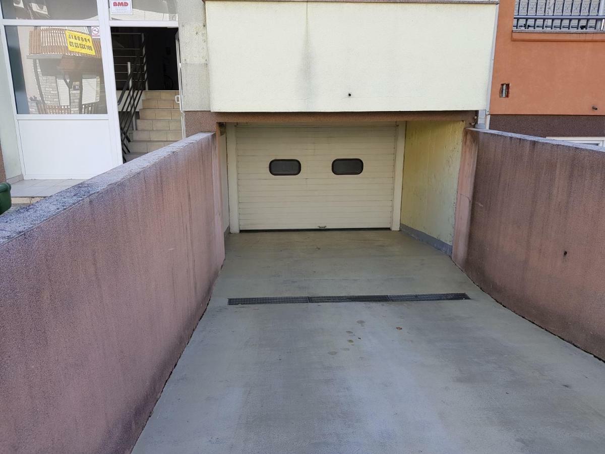 40 Apartment *